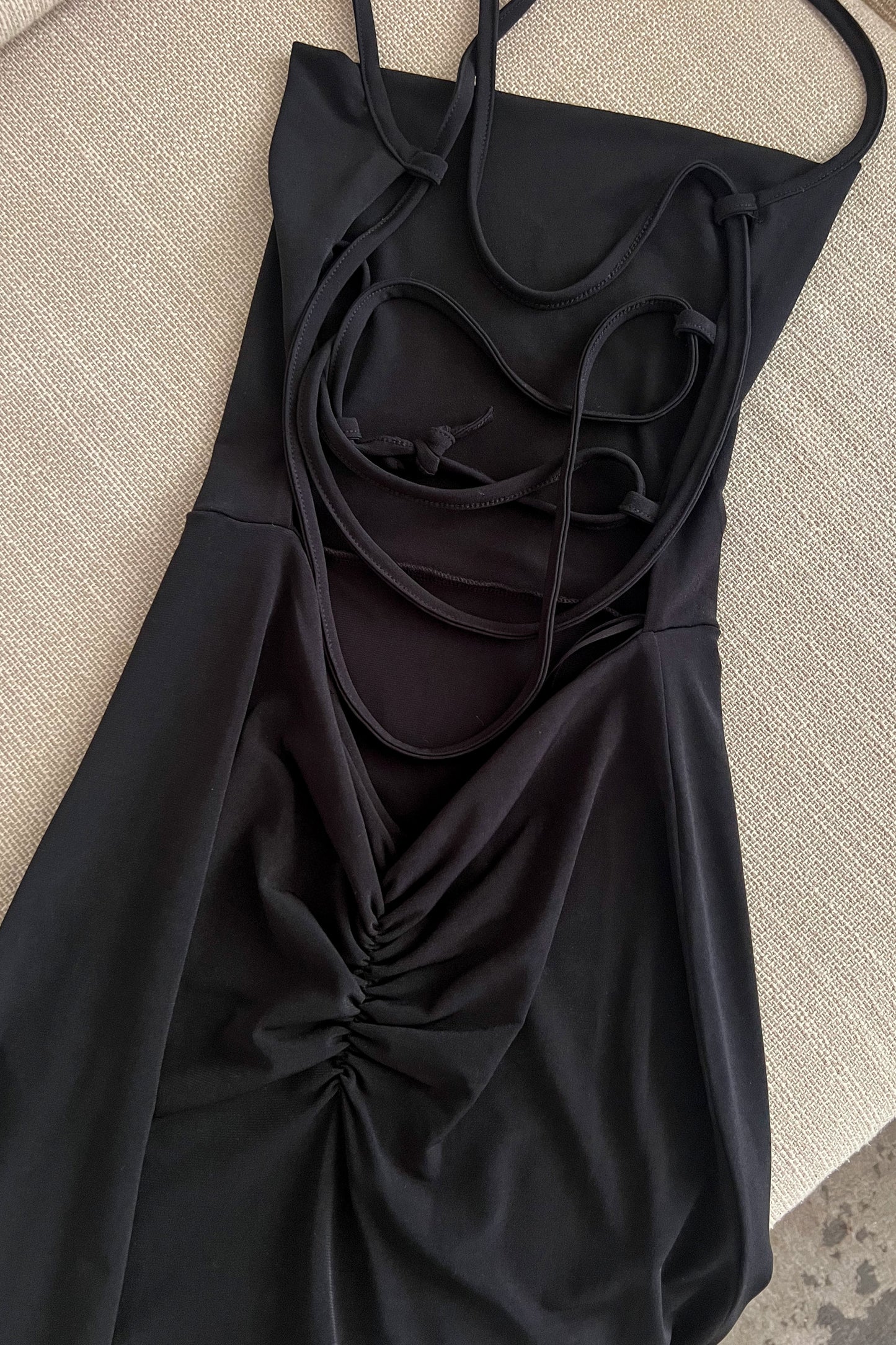 Robe dos nu noire