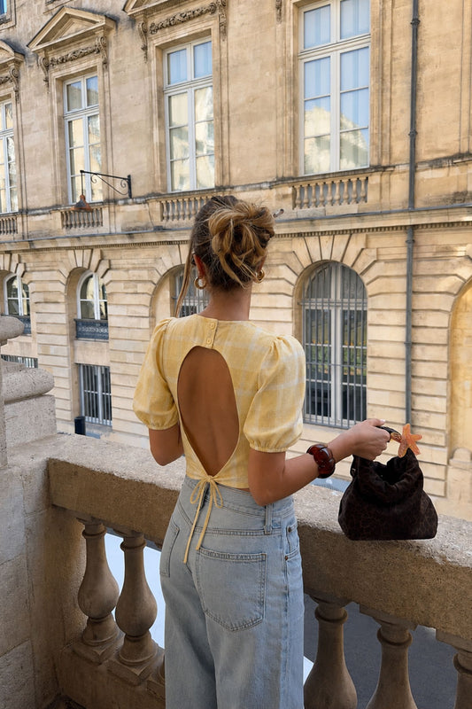 Blouse jaune dos nu
