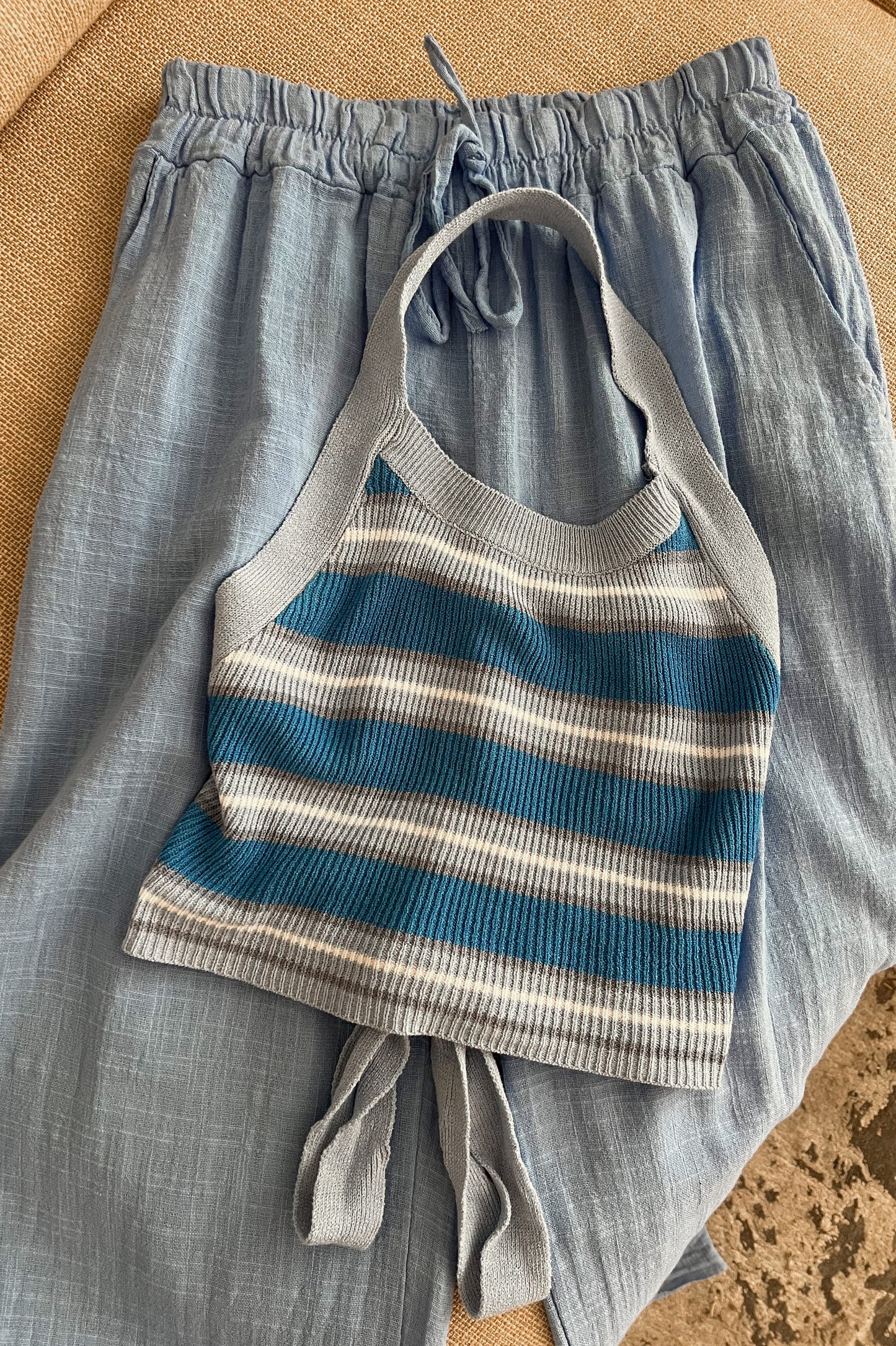 Dos nu en maille BLEU CLAIR