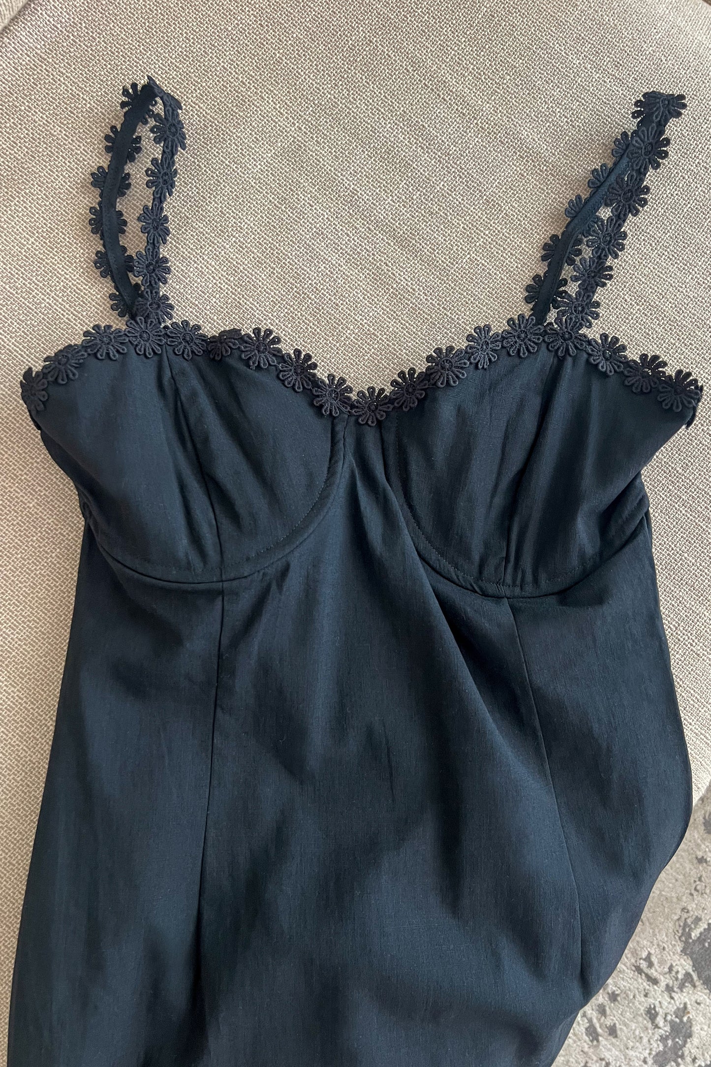 Robe brodée noire