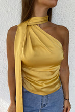 Charger l&#39;image dans la galerie, Blouse satinée asymétrique jaune
