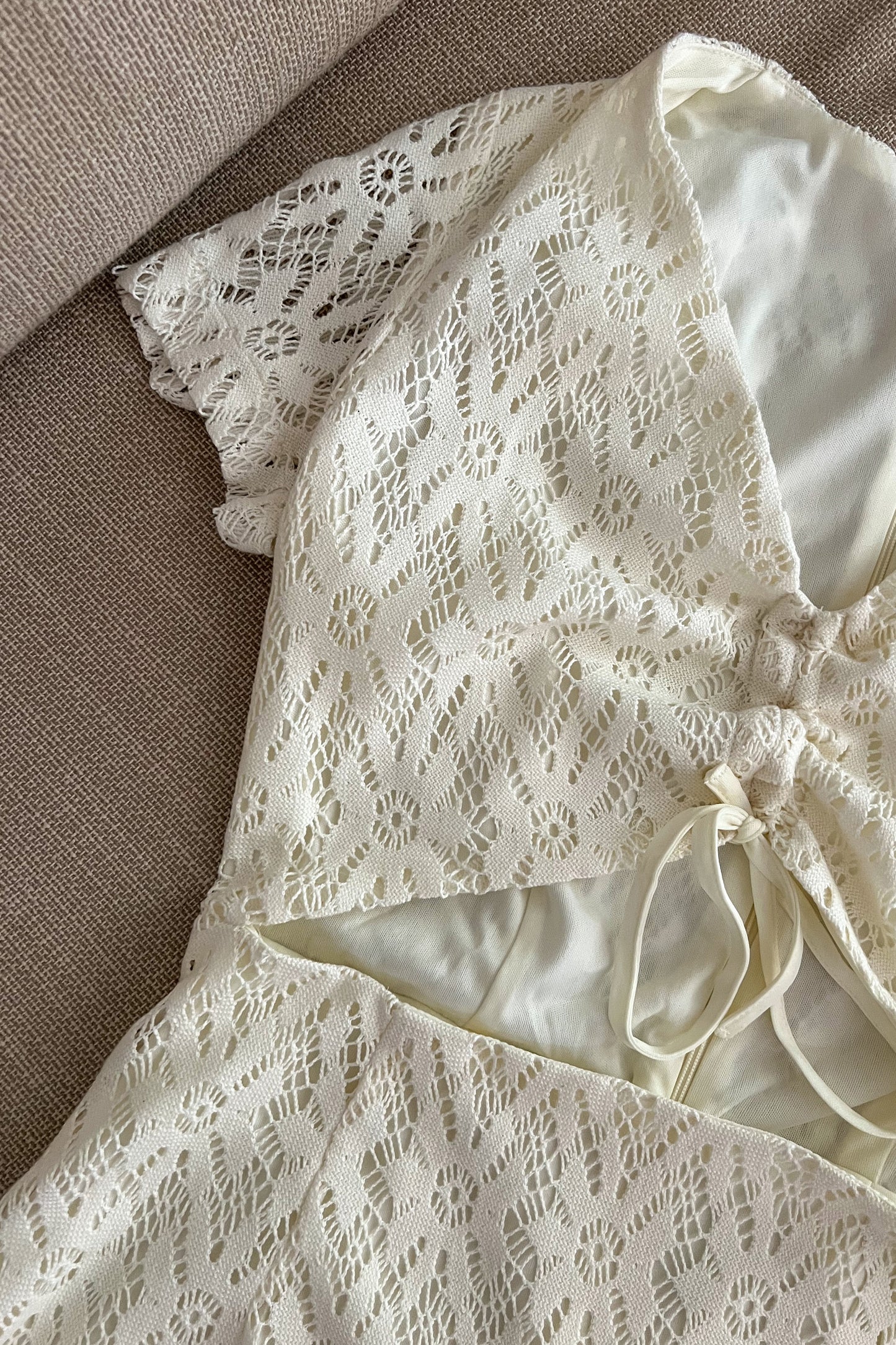 Robe ouverte dentelle blanche