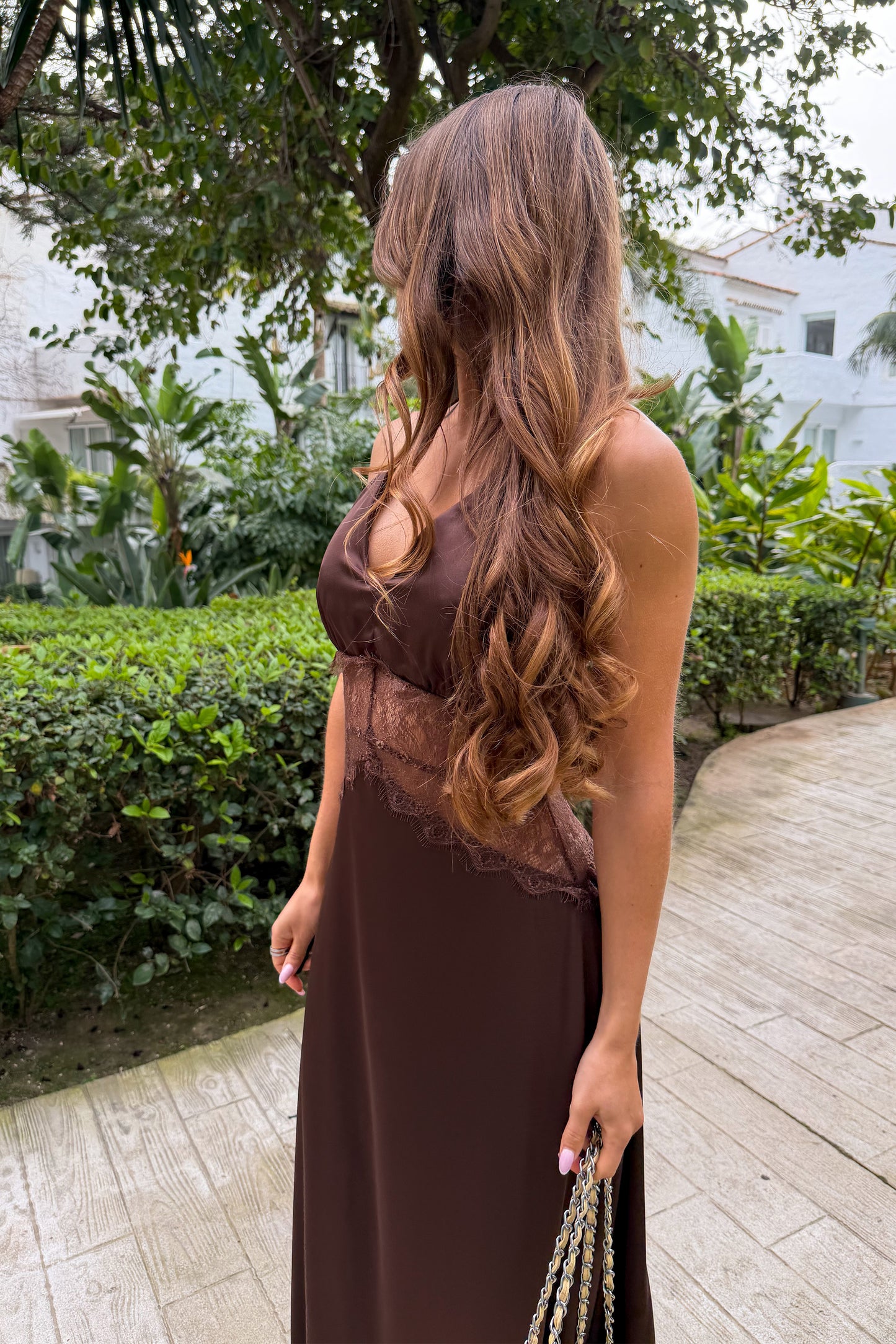 Robe satinée dentelle