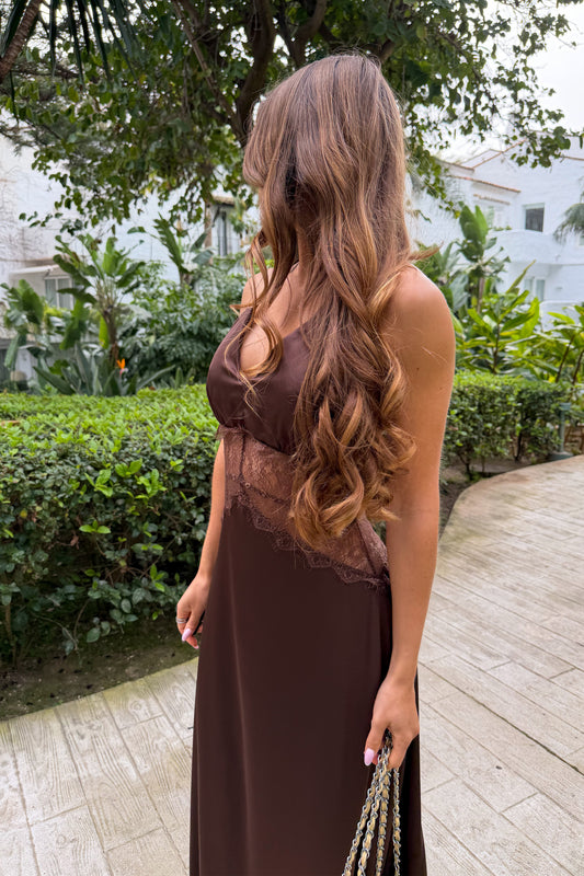 Robe satinée dentelle