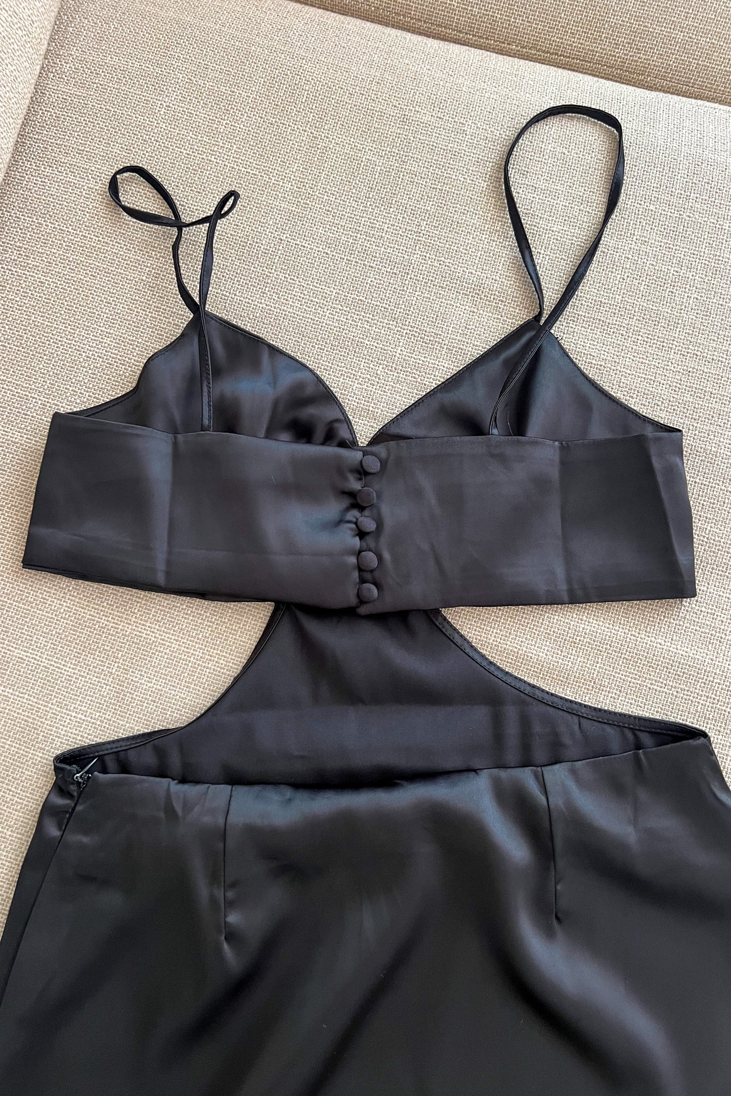 Robe satinée noire