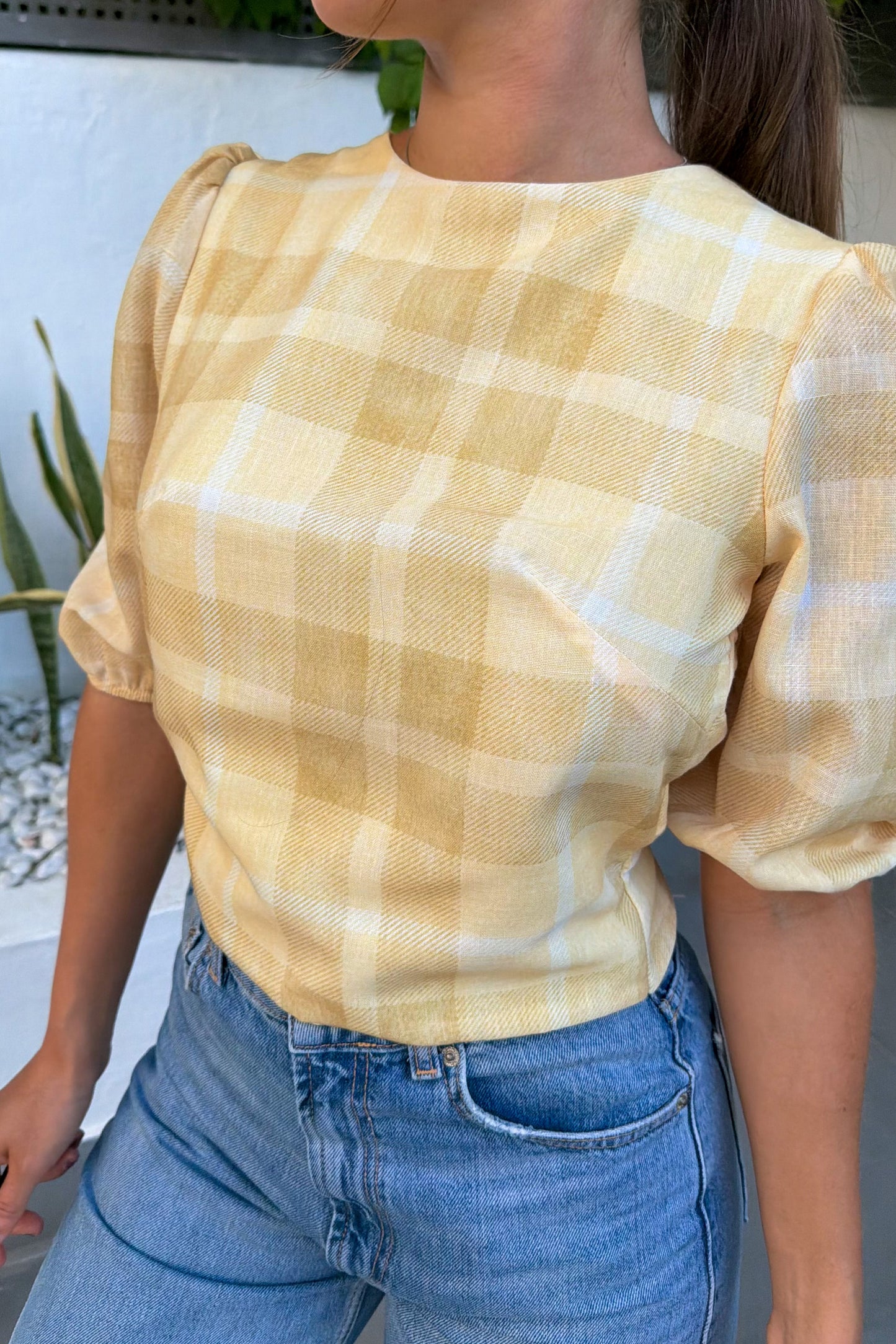 Blouse jaune dos nu