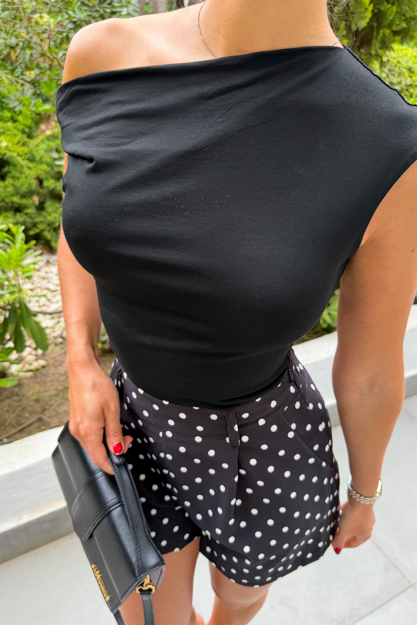 Haut asymétrique noir PRÉCOMMANDE