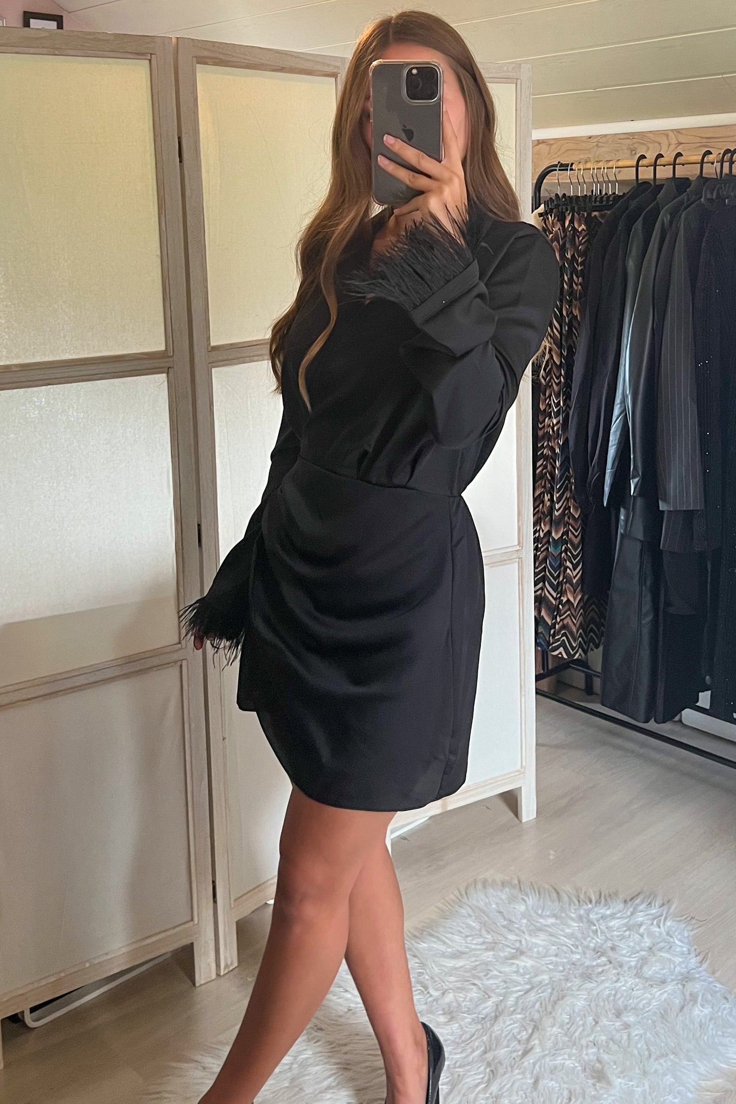 Robe satinée avec PLUMES