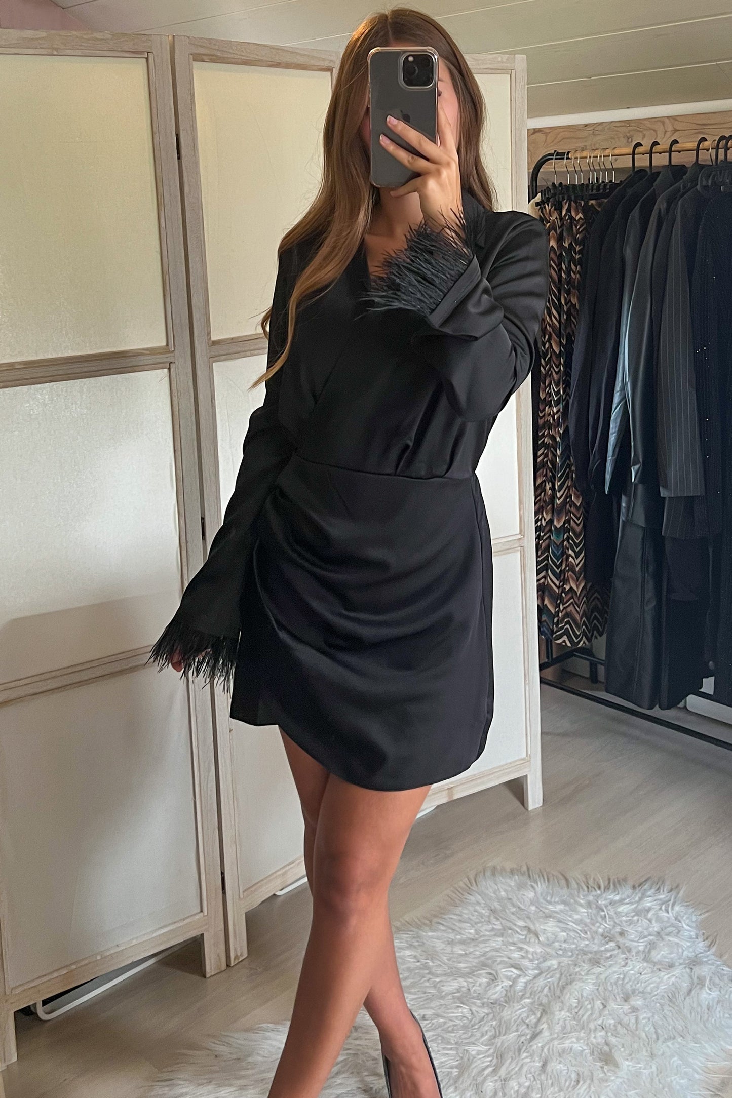 Robe satinée avec PLUMES
