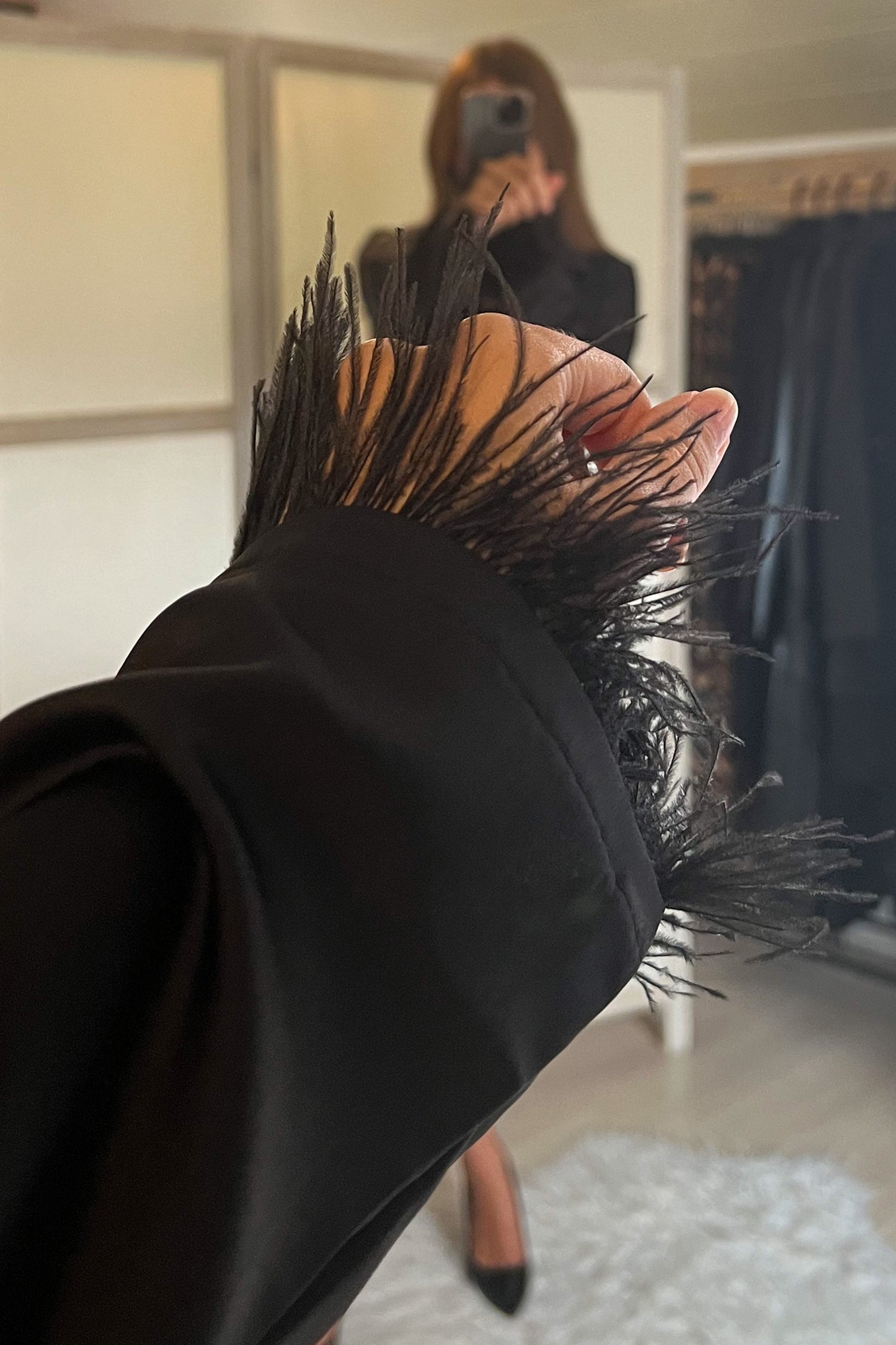 Robe satinée avec PLUMES